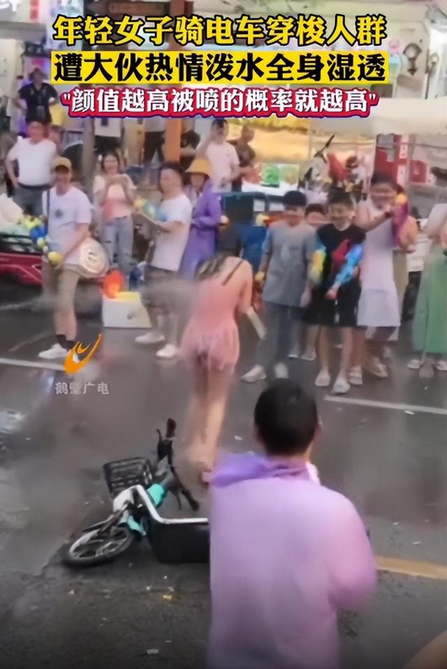 滚出中国！云南泼水节炸出一群“男流氓”，当众扒衣喷私处太龌龊