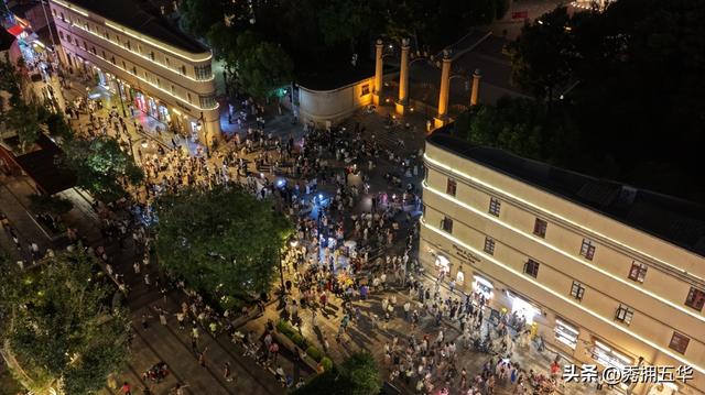 人山人海，昆明老街挤满了避暑的游客