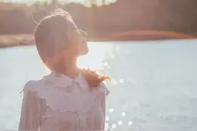 53岁大姐与隔壁30岁小伙，他们在微信上聊天！结果竟然是！图片