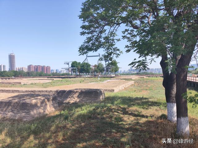 大明宫遗址公园，虽早已沦为废墟，仍可见当年的辉煌