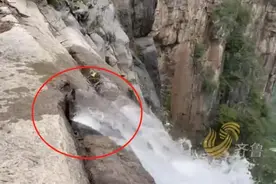 男子爬上云台山瀑布寻找源头！竟看到几根水管！瀑布是人工的吗？图片