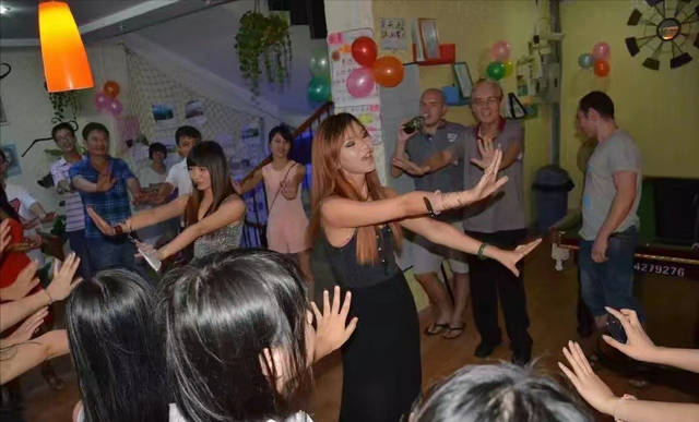 英国小伙爱上广东女孩，结婚后做上门女婿，继承老丈人全部资产