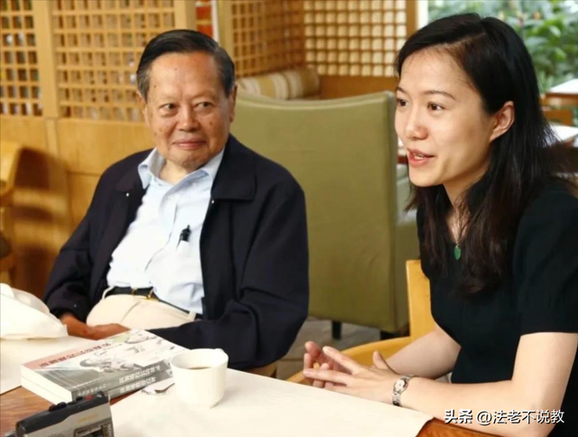 演都不演了！杨振宁去世仅3天，恶心的一幕出现，结局大快人心