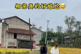 四川一对男女相亲很尴尬，一起散步不说话，网友：亲个嘴缓解一下图片