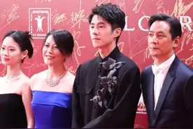 49岁的吴彦祖颜值依旧，同框不输26岁的刘昊然，而痴情更为他加分图片