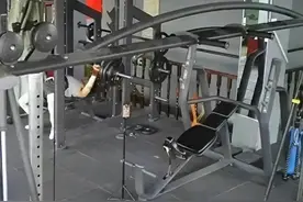 视频疯传！男子健身时被240斤杠铃压住脖子死亡？真相是......图片