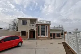 水泥地还是红砖地？农村庭院美化，这两个方案哪个最好最实用？图片