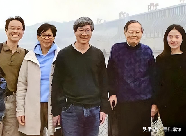 杨振宁家庭情况曝光，三个儿女无人继承衣钵，原配和翁帆终究不同