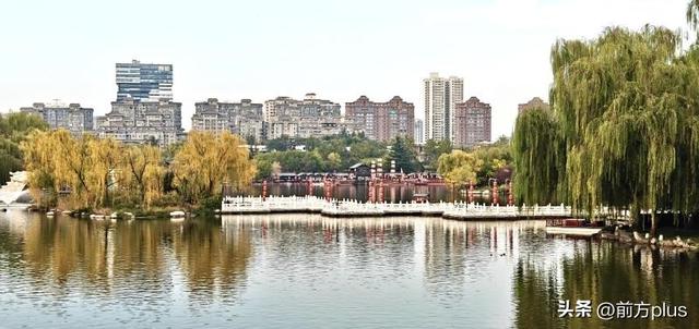 一池秋水作画屏 古典园林映画中