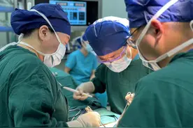 气管最窄仅剩3.8毫米 老人险被被巨大肿物“封喉”图片