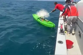 从陵水漂到三亚的“小孩哥”父亲：希望孩子以后不要乱跑，好好读书，听老师话图片