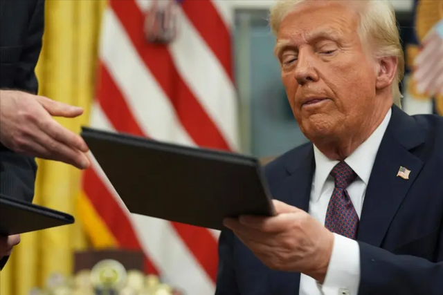 摊牌了！美国备战信号强烈，川普要“砍官增兵”，第一波福利已发