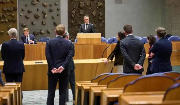 荷兰这回要成最大背锅侠！担不起芯片断供责任！甩锅给公司领导人