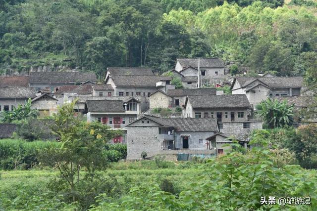 雨补鲁，天坑里的600年古村落，至今仅有一条路进出！
