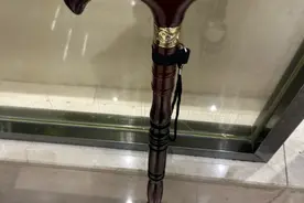 农村哪些木材做拐杖最好？这5种木材，为何让农村老人爱不释手？图片