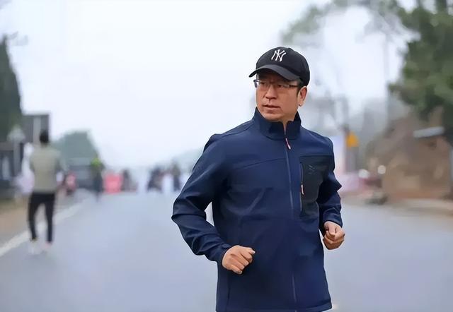 张水华也没想到，离春节不到一个月，白岩松竟因一个举动口碑暴增