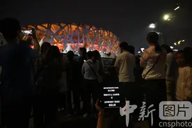 “凤凰传奇”北京演唱会：民众场外齐欢唱图片