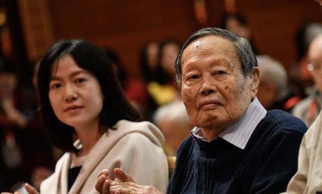 杨振宁去世才4天，令人担忧的事还是发生了，翁帆好友言论被扒
