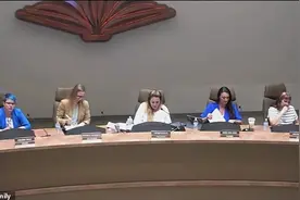 美国学校想放宽穿衣规范，一父亲穿吊带热裤抗议：学校能这么穿？图片