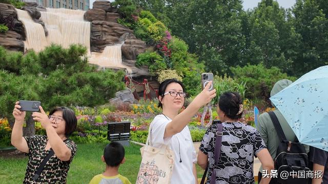 纪念抗战胜利80周年，10组立体花坛扮靓北京长安街，记者带你沉浸式打卡！