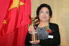中国首位诺贝尔医学奖获得者——屠呦呦图片