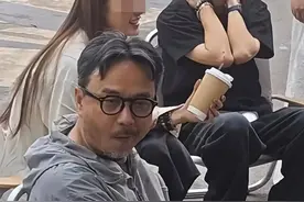 相由心生！51岁汪涵口嚼槟榔现身长沙，他的“塌房”不是没原因的图片