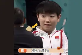 笑死！孙颖莎看刘国梁穿西装惊为天人，不懂球的胖子衣服哪租的？图片