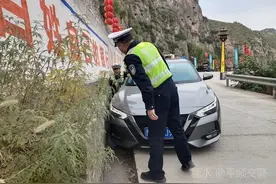 车辆陷入排水沟 交警暖心解困境图片