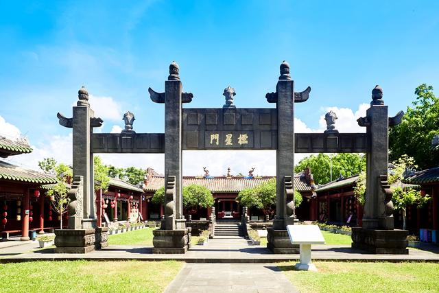 三亚有一座崖州古城，历史悠久，古韵深厚，是探索海南文化的窗口