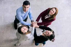 领导不给你机会，同事也不待见你，一招教你应对图片