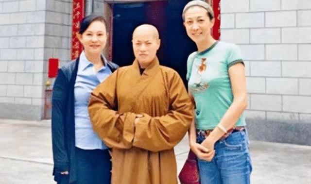 “风流尼姑”释智定落网，白天穿僧袍念经，晚上与和尚醉生梦死！