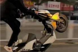 闹大！深夜街头“炸街”？“精神小伙”深夜狂飙图片