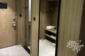 “哗啦”一声，杭州一知名酒店客房镜子整面倒下，客人从睡梦中吓醒图片