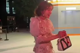 “嗲嗲音”女星举止怪异，像戴着镣铐行走，她到底怎么了？图片