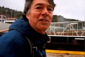 61岁港星近照拄拐老态龙钟！曾拥舔屏级混血神颜，叱咤好莱坞图片