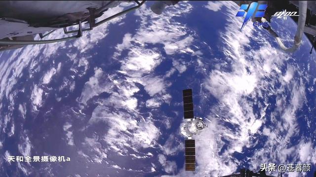 神舟二十飞船遭撞击，罪魁祸首是谁？航天员如何平安回地球？