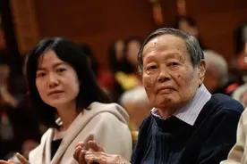 102岁杨振宁的“长寿秘诀”：最核心的不是多运动、喝水，是这4点图片