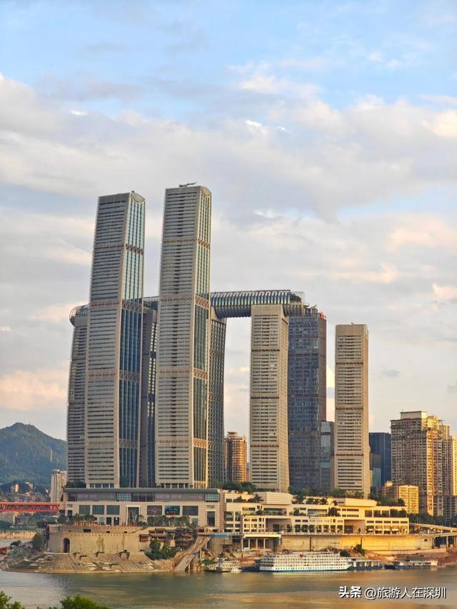 第一次到重庆旅行，从旅游大巴上看街道及建筑，魔幻城市名不虚传