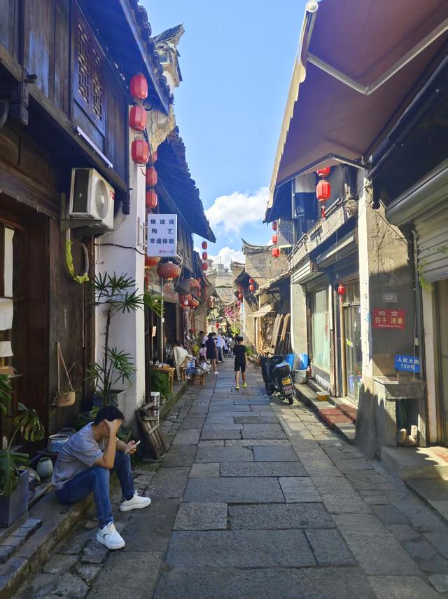 松阳不止有老村落，还有可以躺平、喝茶、吹风的老街