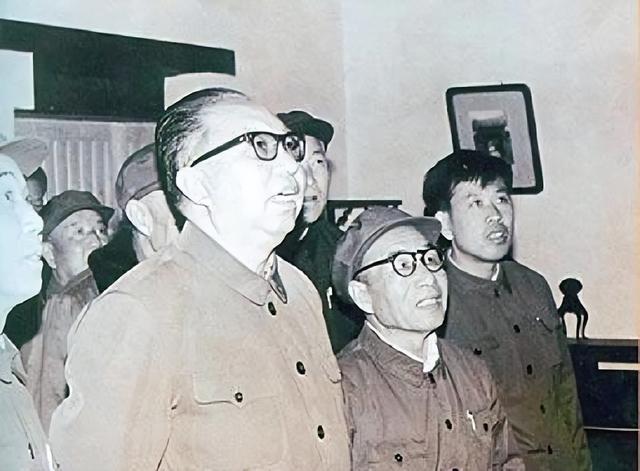 15岁入党，18岁和主席结婚，如今仍健在，却几乎不露面