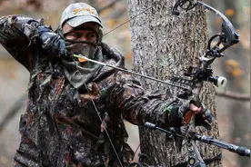 现代复合弓有多强？10米之外贯穿防爆盾，如何做到威力这么大的？图片