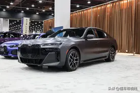 新车 | 搭4.4T V8动力/约合90万元，宝马7系760i亮相2025底特律车展图片