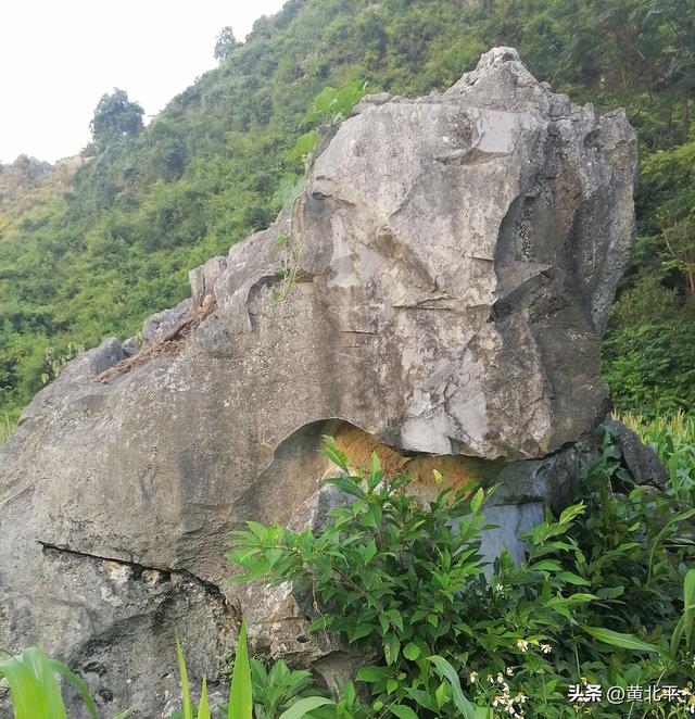 广西南宁市隆安县二级公路边的古文物，明朝知县姚居易酒后的佳作