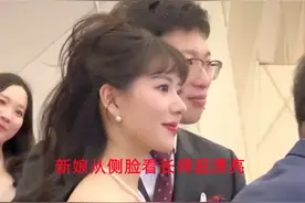 敬酒时新郎全程守护新娘，搂着肩膀一脸深情：这颜值换我也不撒手图片