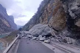 319国道武隆段发生山体垮塌 无人员伤亡 交巡警对路段实施管控图片