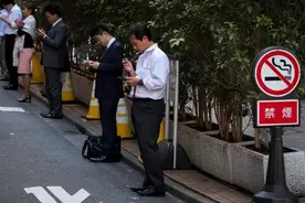 抽烟的70后，为啥偏爱抽“小穷烟”？网友：真的跟收入多少没关系图片