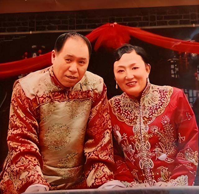 她是9枚金牌的冠军，被教练下药终身不育，退役后当搓澡工嫁和尚