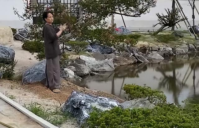 赖昌星妻子曾明娜现状，独居3000平老宅	，做饭弄花草活成人生赢家