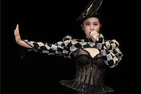 蔡依林肉丝长靴低胸穿搭演唱会旧照，身材比例完美图片