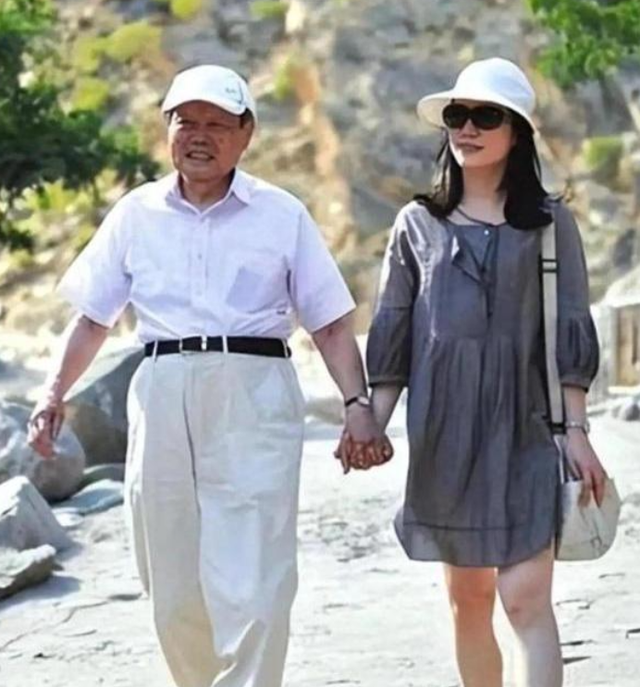 杨振宁离世前状态曝光！曾摔倒致脊柱骨裂住进医院，翁帆早有察觉